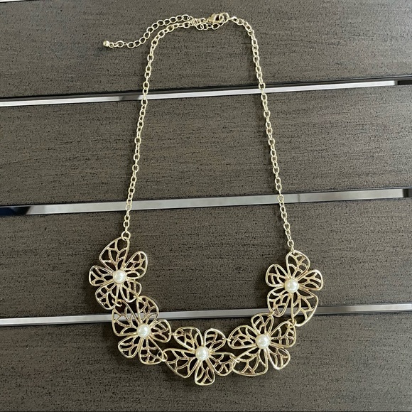 LAUREN CONRAD GOLD AND PEARL FLORAL STATEMENT NECKLACE!